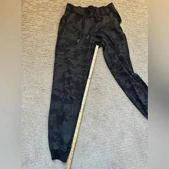 Lululemon Dark Camo Jogger Pants Athleisure Elastic Waist Drawstring Size 4 - Picture 9 of 9
